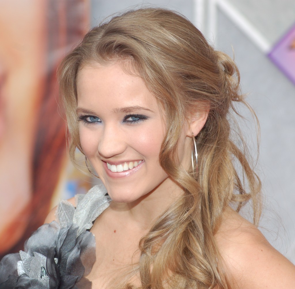 Papel de parede Emily Osment para download gratuito. Use no computador pc, mac, macbook, celular, smartphone, iPhone, onde quiser!